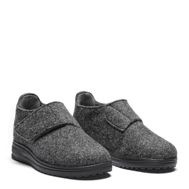 Women's slipper with heel cap and adjustable velcrostrap