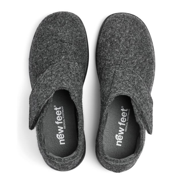 Women's slipper with heel cap and adjustable velcrostrap