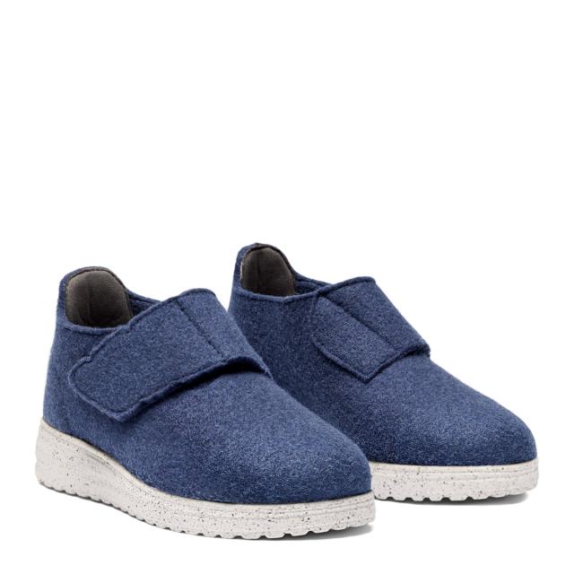Women's slipper with heel cap and adjustable velcrostrap