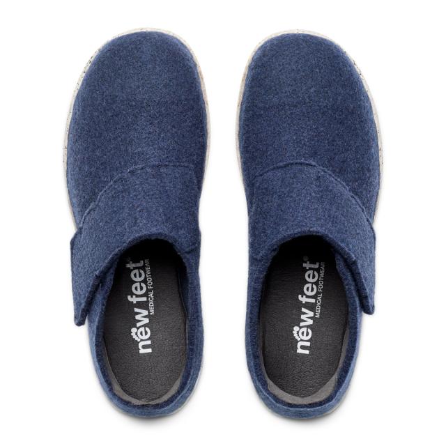 Women's slipper with heel cap and adjustable velcrostrap