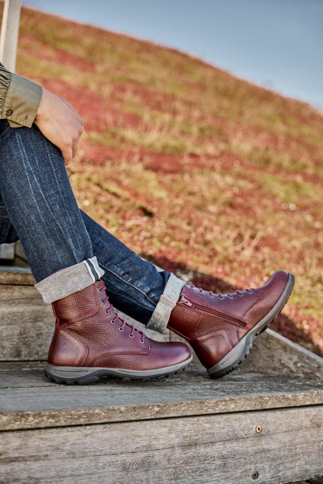 Women boot with lace and zipper
