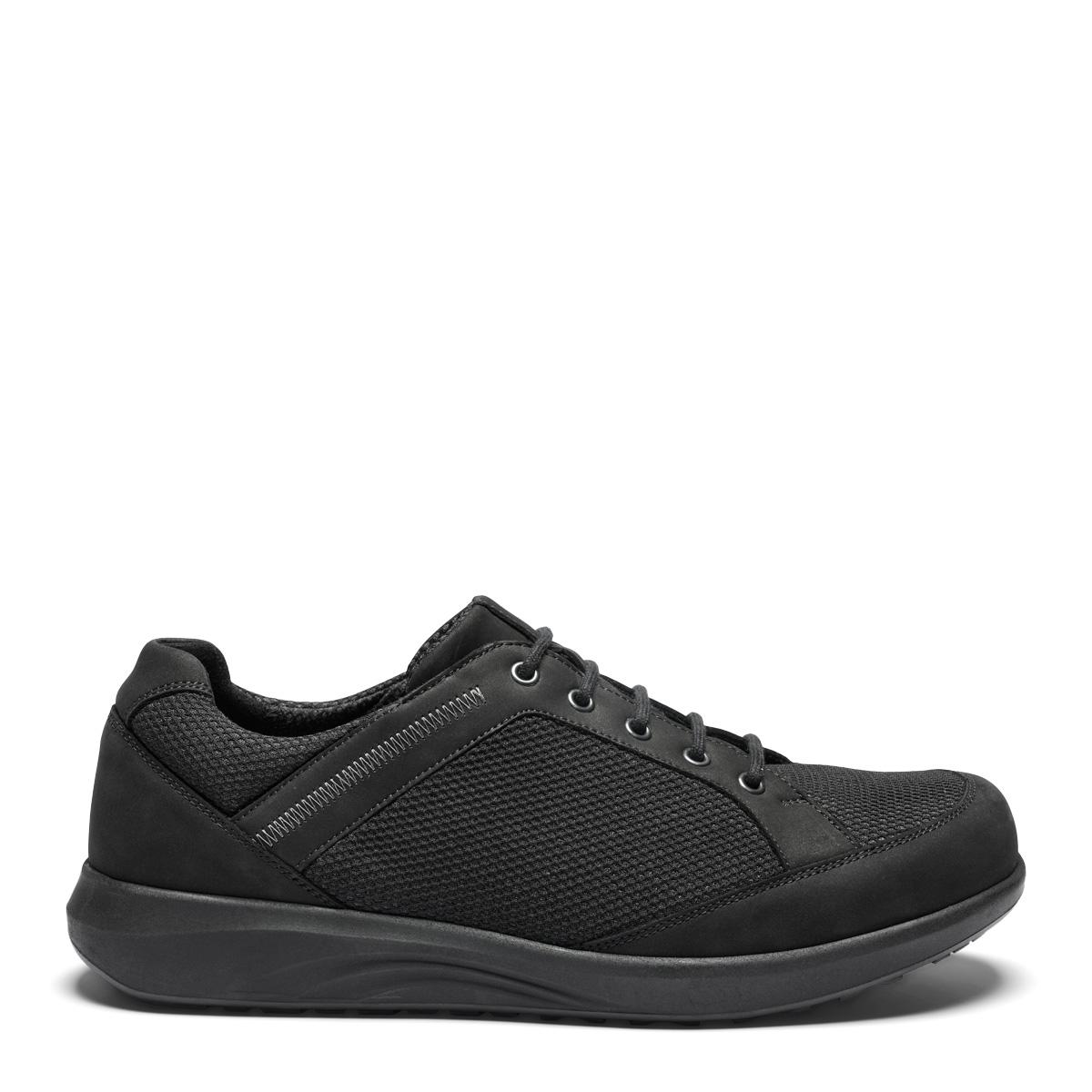 Classic men shoe with laces