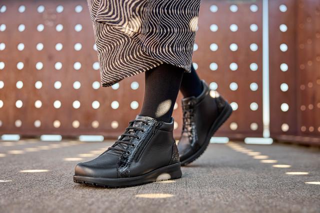 Ankle boot with lace and zip for women