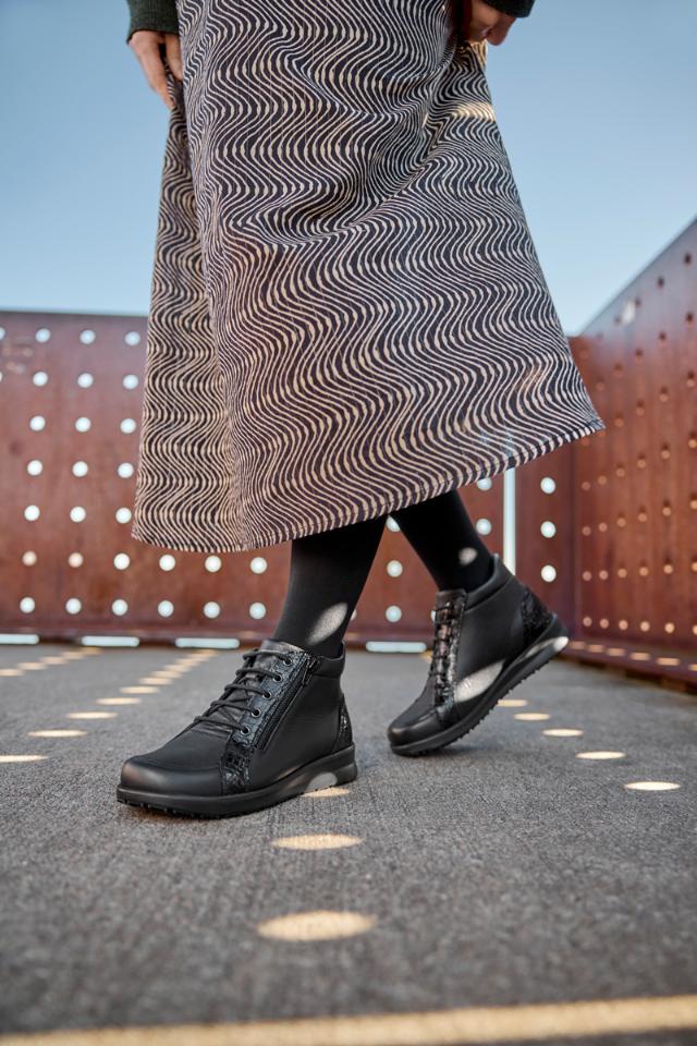 Ankle boot with lace and zip for women