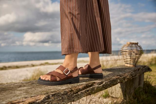 Women's sandal with two Velcro fastenings and an adjustable heel strap