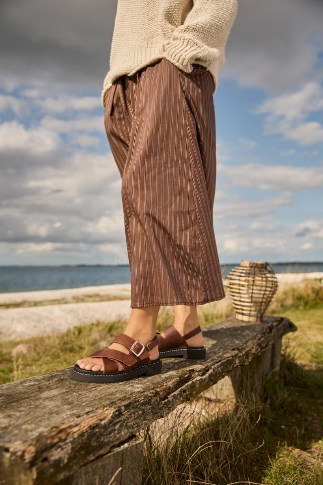 Women's sandal with two Velcro fastenings and an adjustable heel strap