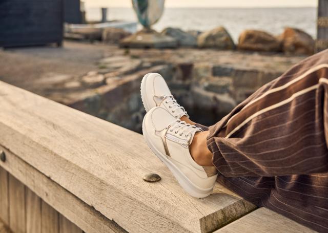 Sporty women´s shoe with lace and zip