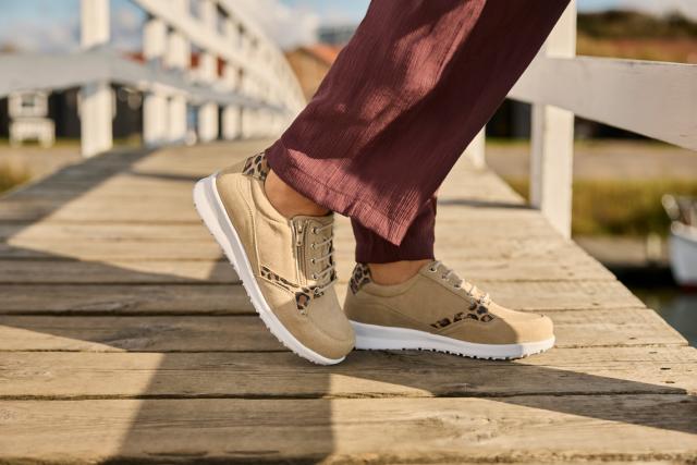 Sporty women´s shoe with lace and zip