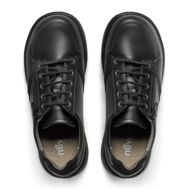 Sporty women´s shoe with lace and zip