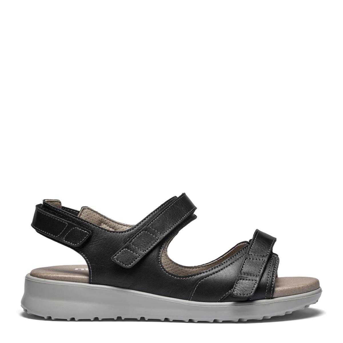 Women's sandal with adjustable straps and an adjustable heel strap