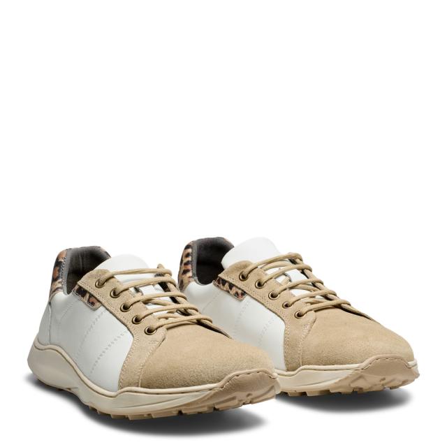 Sporty women´s shoe with lace