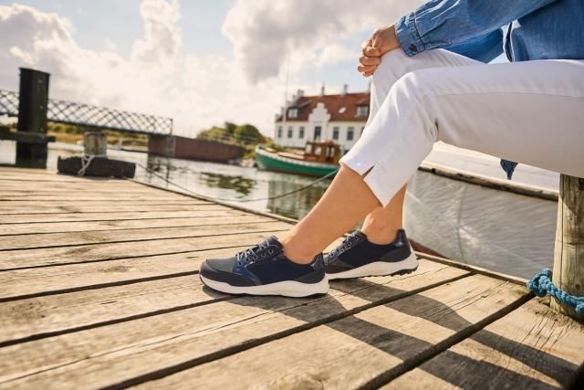 Women´s sporty lace-up shoe with zipper