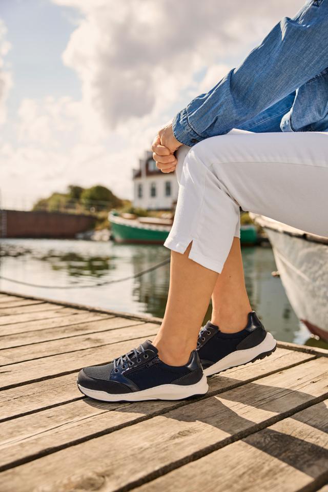 Women´s sporty lace-up shoe with zipper