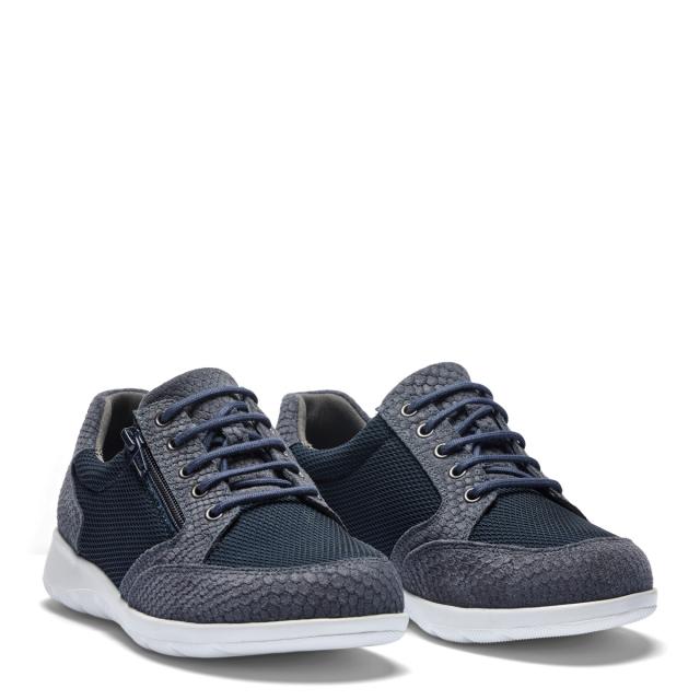 Women' s laced shoe with zipper