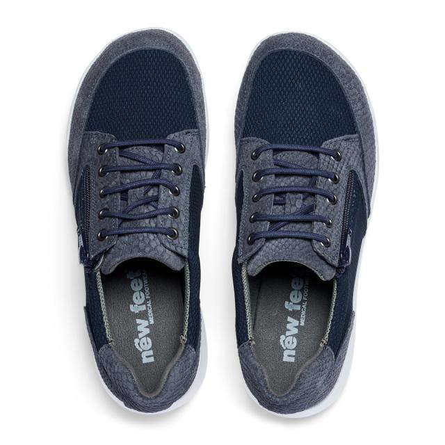 Women' s laced shoe with zipper