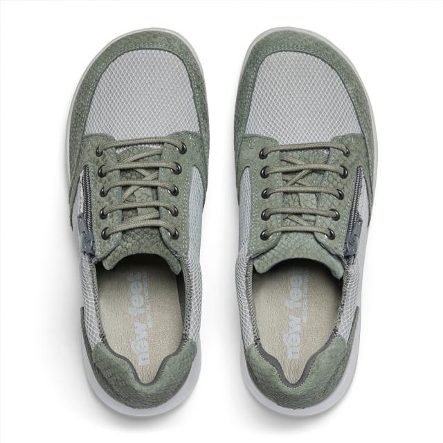 Women' s laced shoe with zipper