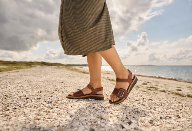 Women´s sandal with adjustable velcro straps and a buckle