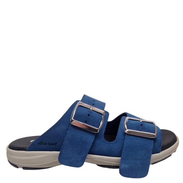 Slipper with sporty outer sole and two adjustable buckles