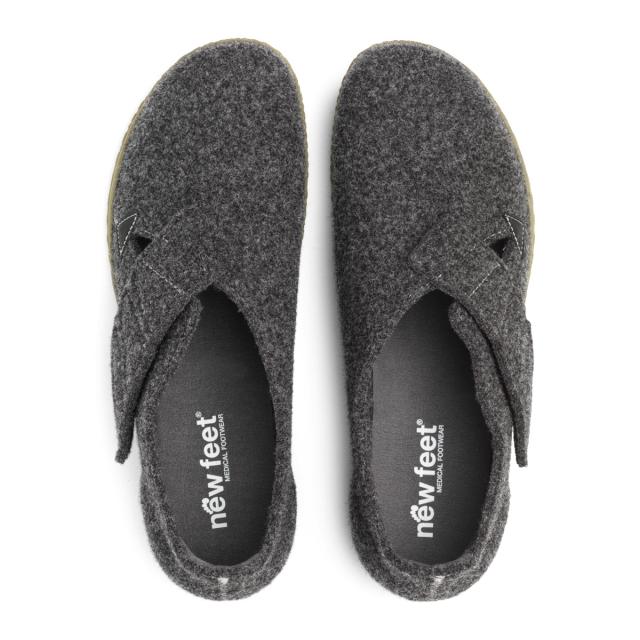 Men's slippers with heel cap and adjustable velcro closure