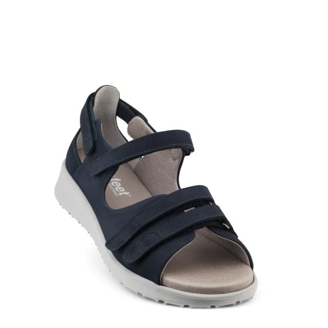 Women´s sandal with adjustable velcro straps and half-open heel cap