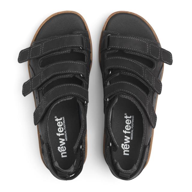 Sandal with adjustable heel counter
