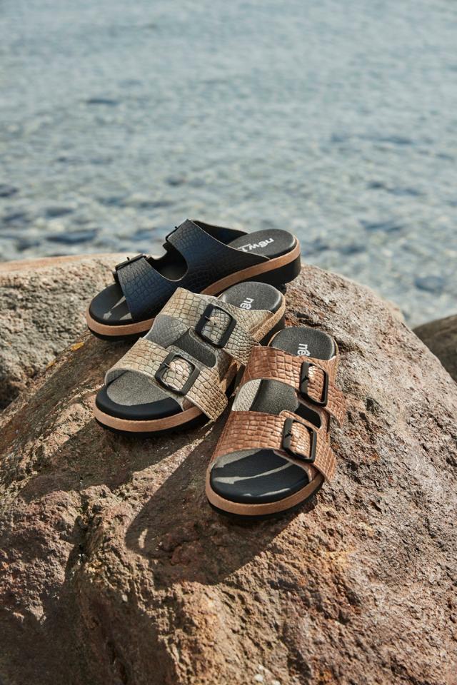 Women's slippers with adjustable straps and buckles