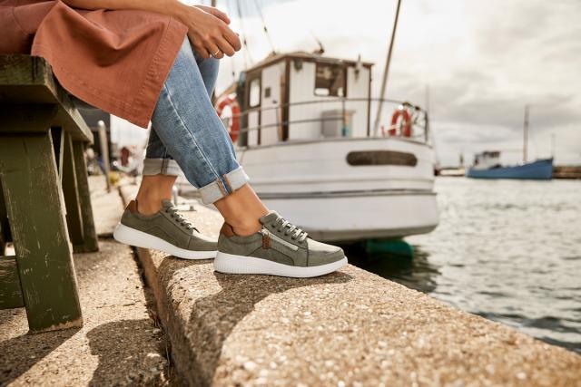 Women´s sporty shoe with lace and zipper