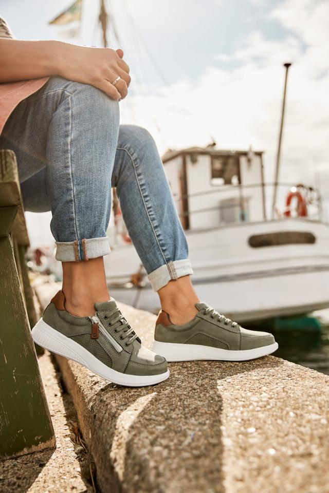 Women´s sporty shoe with lace and zipper