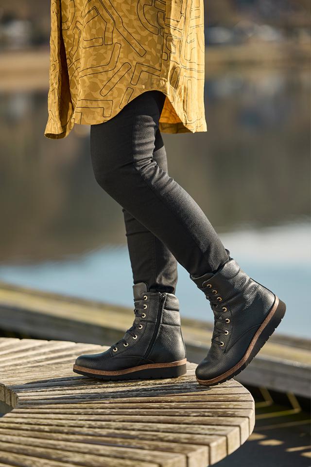 Women´s lined boot with lace and zipper 